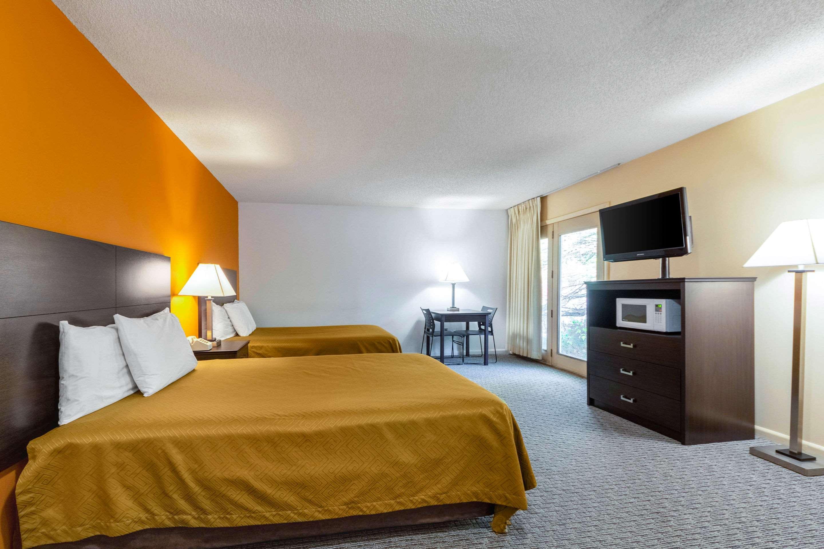 Econo Lodge Lakeshore Manistique Exterior photo