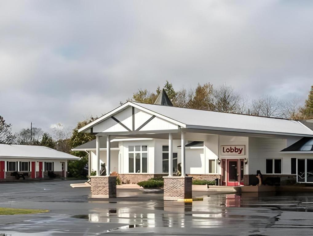 Econo Lodge Lakeshore Manistique Exterior photo