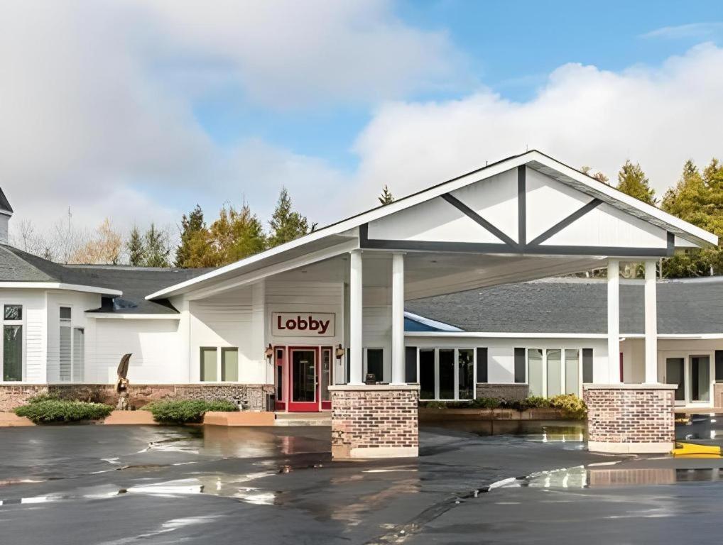 Econo Lodge Lakeshore Manistique Exterior photo