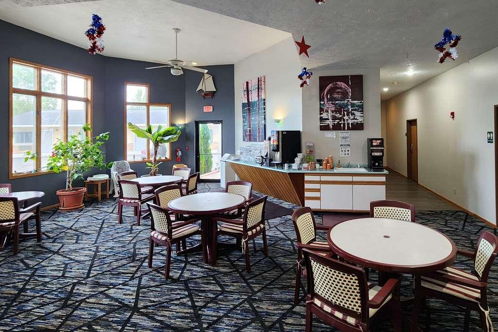Econo Lodge Lakeshore Manistique Restaurant photo